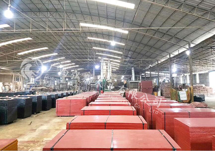 就是這一家建筑模板不但質量好而且價格還實惠插圖1 弘獅木業(yè)模板生產基地